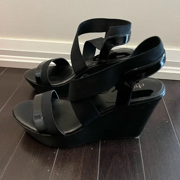 Strap heels - Picture 3 of 3